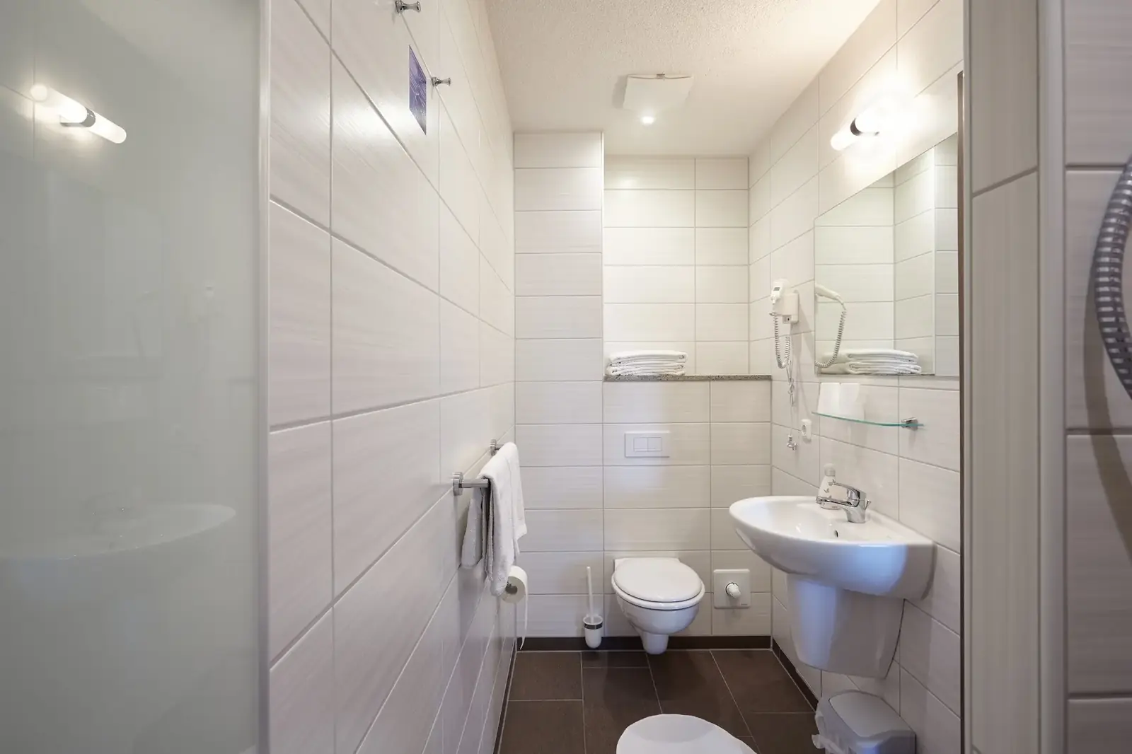 Bad mit Dusche und Waschbecken
