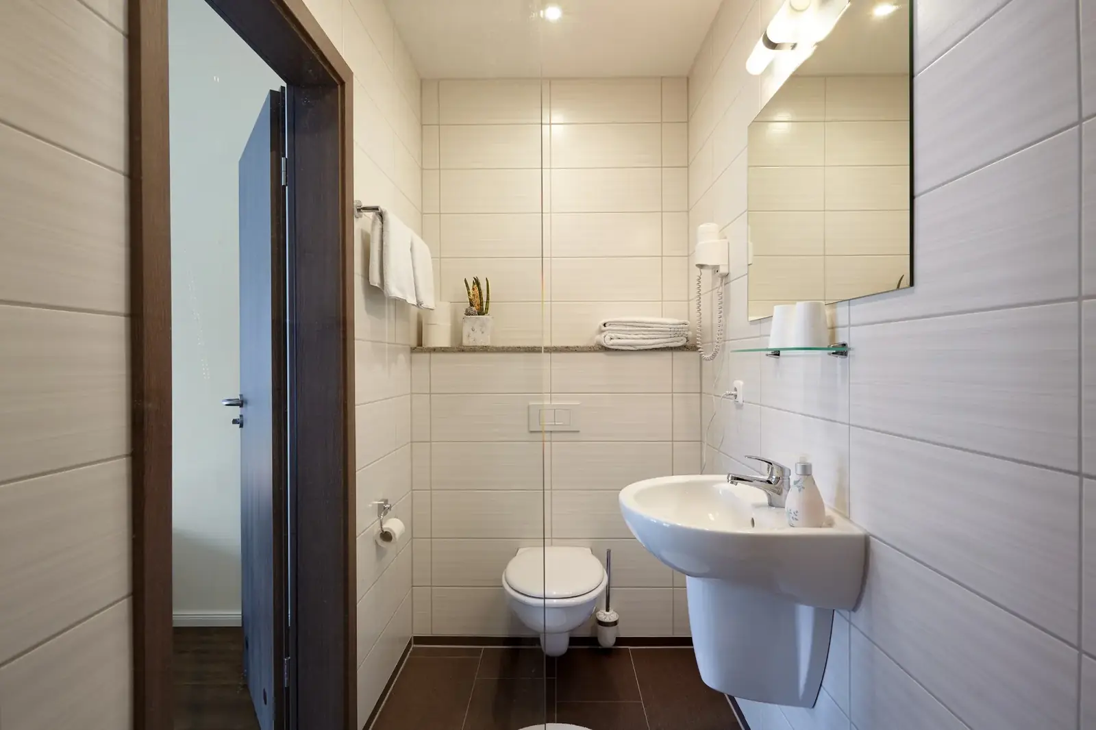 Modern gefliestes Badezimmer