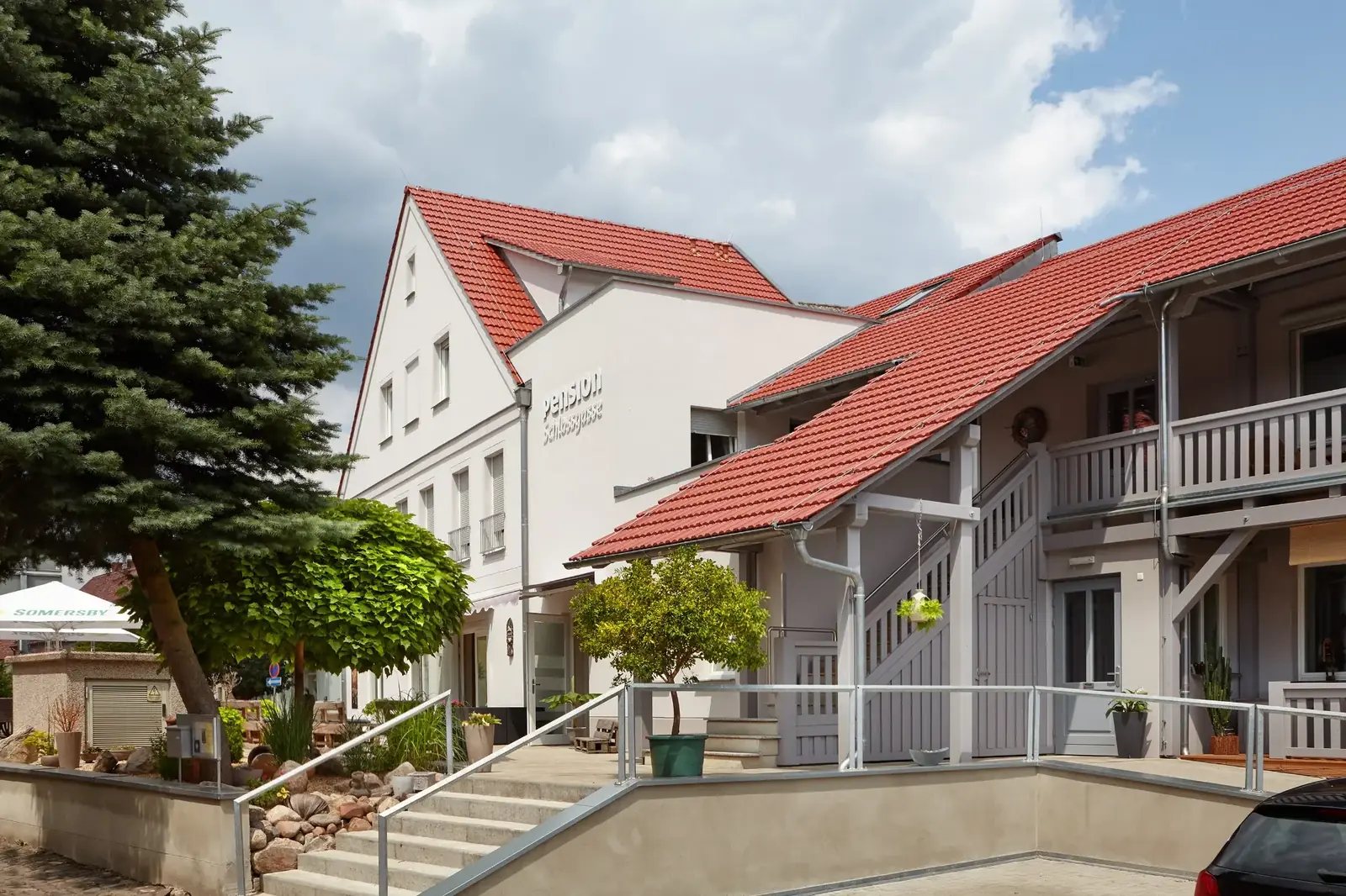 Außenansicht der Pension Schlossgasse mit Eingangstreppe