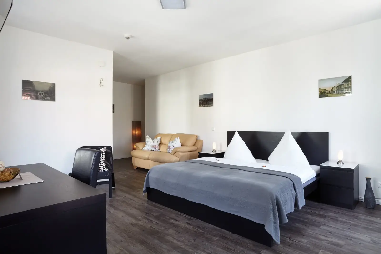 Geräumiges Zimmer mit Doppelbett und Ledercouch