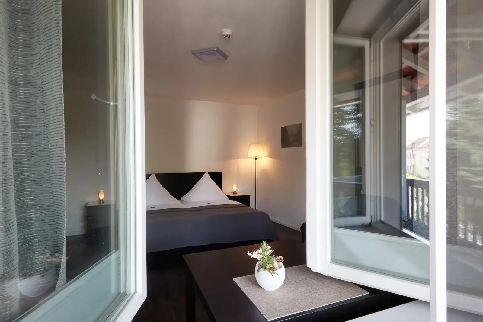Blick durchs Fenster ins Zimmer