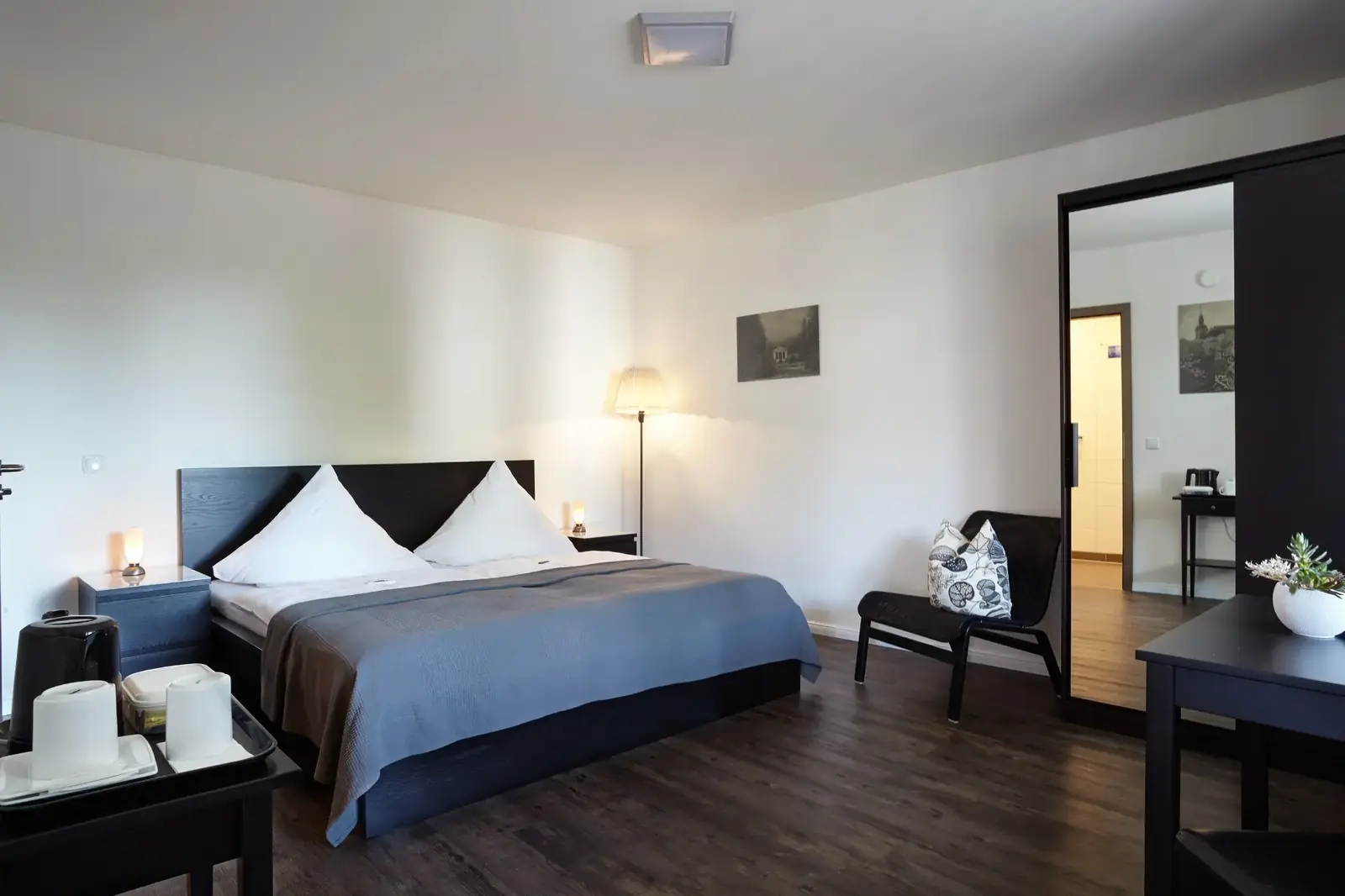 Gästezimmer mit Doppelbett und Sitzecke