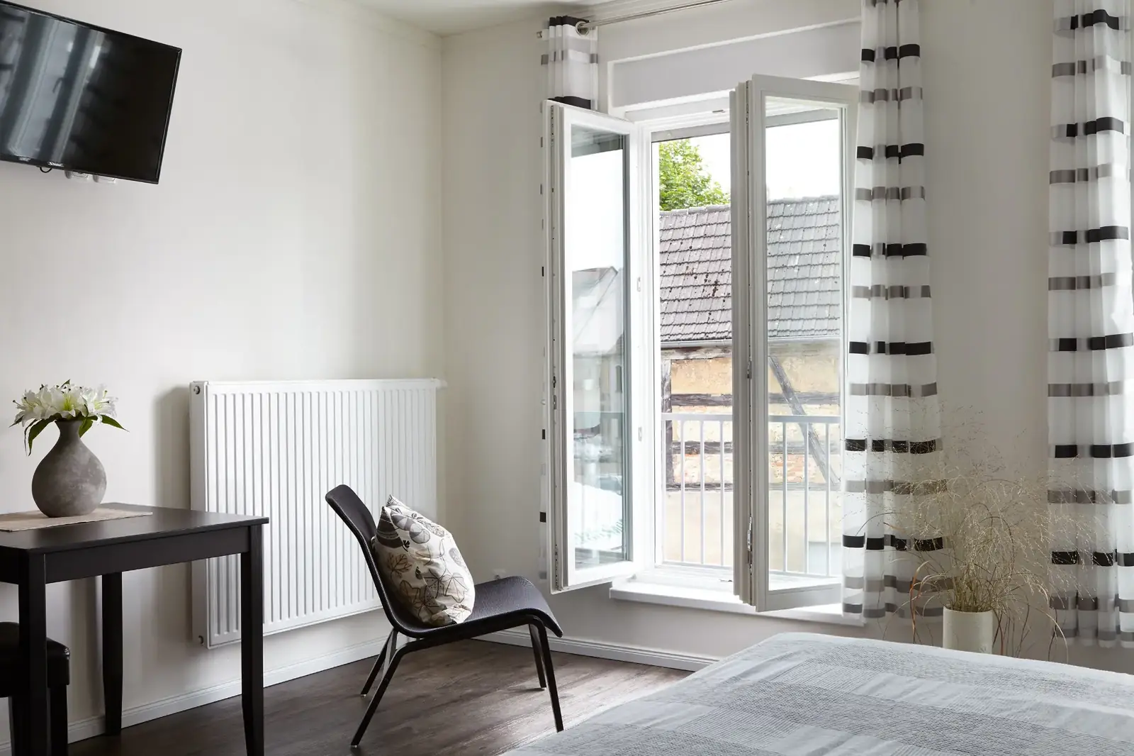 Zimmer mit Fernseher und offenem Fenster